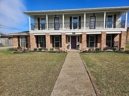 CAJUN OASIS 6br Retreat w/ pool 3mi from Casinos and Interstate 210 Отели в г. Лейк-Чарльз