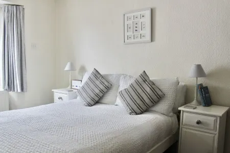 Holiday Cottage with seafront beach hut - sleeps 4 Отели в г. Лайм-Регис