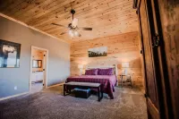 5 Min to Downtown-Hot Tub-Theater Room-Game Room w/Pool Table-Pets-Sleeps 12