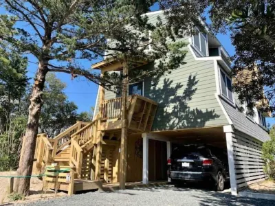 Stylish Oceanfront 70s A-Frame, Fully Renovated Outer Banks附近的飯店