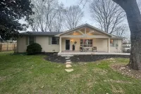 Muletown's Cozy Classic w/ hot tub, outdoor game area, and fire pit