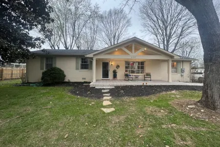 Muletown's Cozy Classic w/ hot tub, outdoor game area, and fire pit