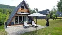 Eichhörnchen-in der Natur Zuhause-fass-sauna im Garten