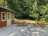 Brown Co, Hot Tub, King Bed, Sleeps 10, Bumper Pool, 5 Smart TVs Firepit, Grill