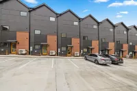 Gorgeous 1-bedroom 3 story Condo with AC and WiFi in nice Knoxville
