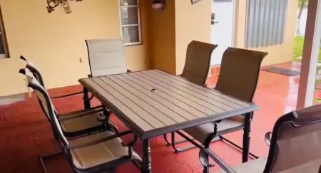 Cozy lakeside private suite with private bath and entrance Отели в г. Пемброк-Пайнс