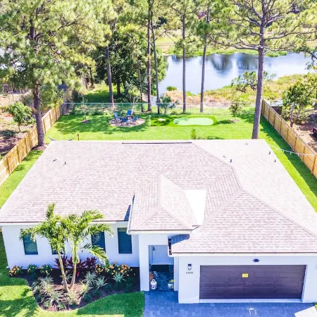 Newly Built in 2023! 2 hole Putt-Putt, Fire-Pit, Huge Fenced Backyard, Lake View