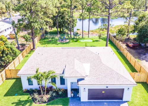 Newly Built in 2023! 2 hole Putt-Putt, Fire-Pit, Huge Fenced Backyard, Lake View