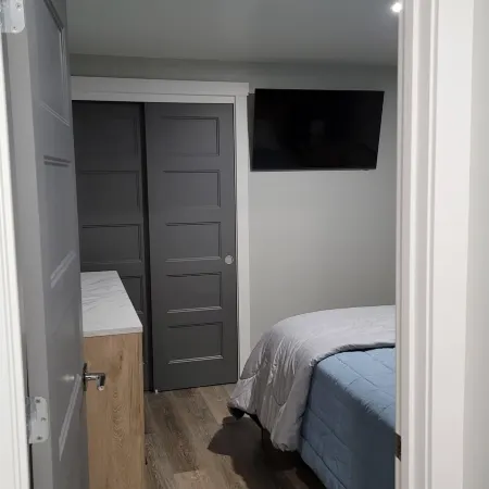 Updated 2bd/2ba. Walk to Village, dog friendly, SHARC passes.