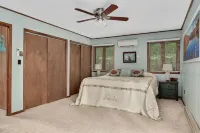Lakefront Poconos, Private Beach, Kayaks, Rowboat, Paddleboards and Paddleboat