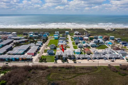 Coastal Townie Near the Beach with a  Heated  POOL! Отели рядом с достопримечательностью «Fly It Port ' A»