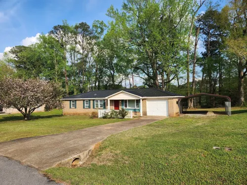 S2. Lakeside home in Historic Scottsboro