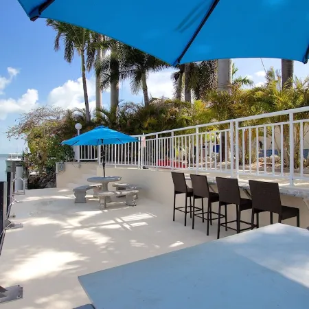 Fisherman's dream!!, Privacy, Heated Pool,Hot Tub, 50' Dockage, Tiki, pets ok,