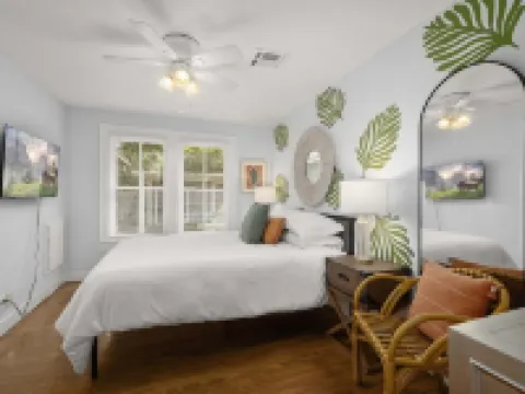 1930s Home, King bed, sleeps 8, Gameroom, walk to Main St 湯博爾酒店