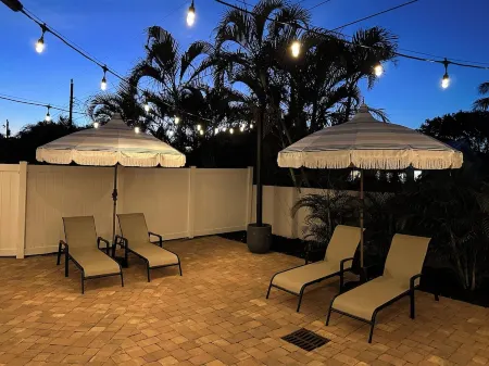 The Saltwater House - Space Coast townhouse only 1/2 a mile from the beach