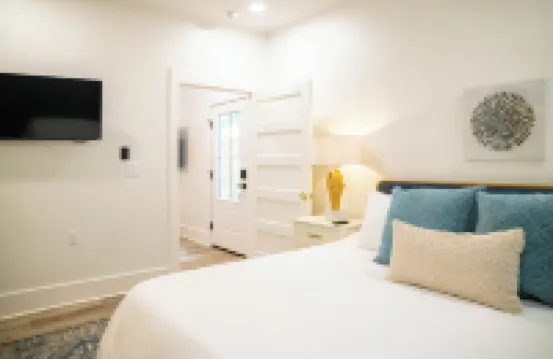 The Vincent C - on Government St! Walk to Restaurants, Bars & Shopping!