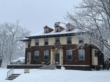 Gatsby charm with modern comforts! Historic home & neighborhood w large backyard