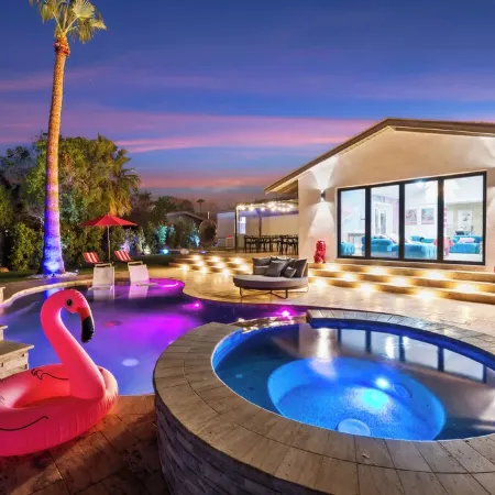 The PinkPalm 3,  Heated Pool!, 6 min to Old Town!