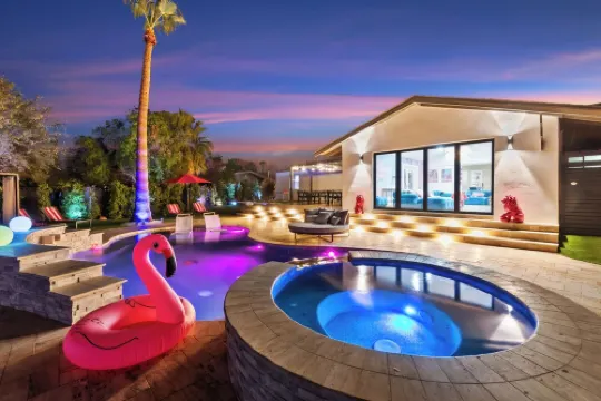 The PinkPalm 3,  Heated Pool!, 6 min to Old Town!