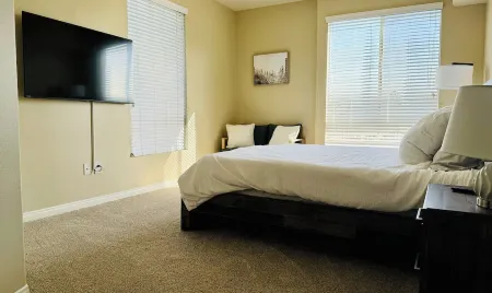 Beautiful and spacious 2 bedroom escape minutes from the Marina. Отели рядом с достопримечательностью «Fisherman's Village»