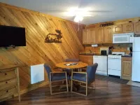 2 Rm Resort Studio Suite for 4-6 with Full Kitchen and Free Wifi and Parking