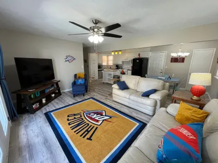 Fantastic 3/2 near OU, fully stocked, 4 TVs, W/D Отели рядом с достопримечательностью «STASH»