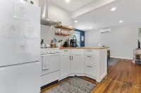 Pet-friendly, heart of downtown