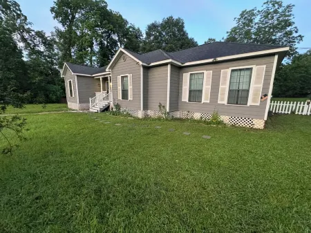 Spacious 3 Bedroom Home 1 Acre Unlimited Fast wifi