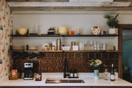 Little Blue Cottage - wooded getaway, near beaches and towns