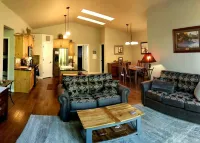 Peaceful, 3bed/3ba Townhome - Private Hot Tub! National Forest access.