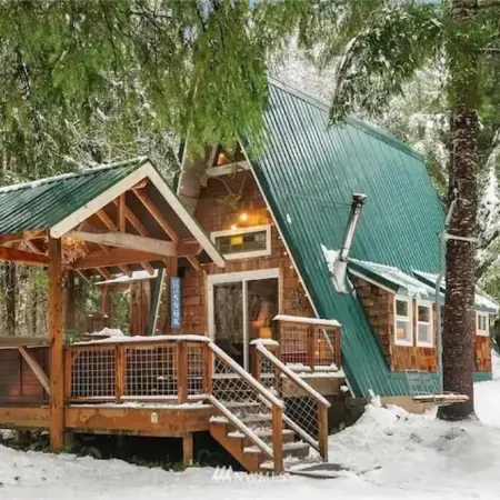 SkyCamp: Exclusive Stevens Pass Retreat w/ 5 Cabins, Spas & Sauna