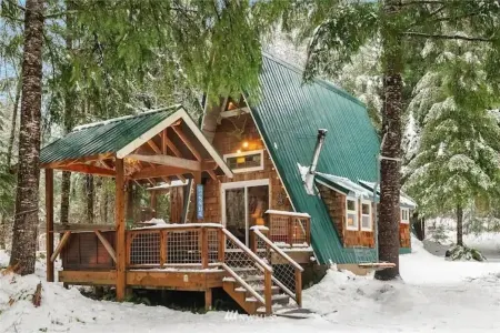 SkyCamp: Exclusive Stevens Pass Retreat w/ 5 Cabins, Spas & Sauna