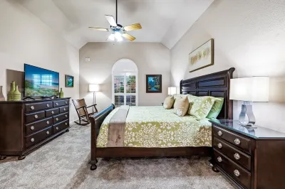 Rockwall Urban Oasis- 3600sqft -Pool/Spa/Game Room/Office-Overlooks Lake/Park Hotels near My Computer Guy