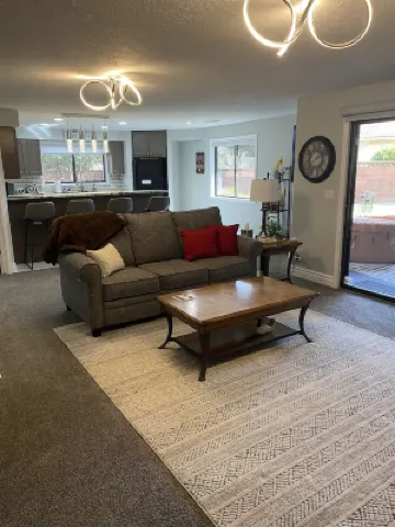 Cozy 1-bedroom apartment in St. George with AC, WiFi, BBQ grill and hot tub