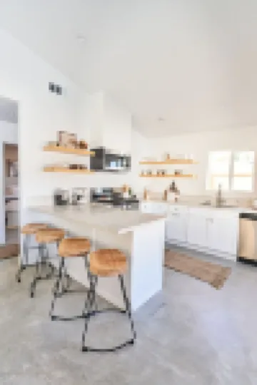 Private Guest House with Full Kitchen, 30 minutes to L.A Beach