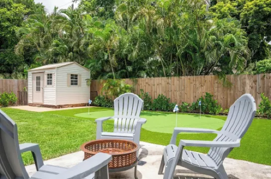 KING Bed & Mini Golf, Pet Friendly! Cowboy Pool Close to Beach Airport & Zoo BBQ