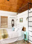 Lake Haven - Updated Mid Century Cabin Only 35 Mins from St. Louis