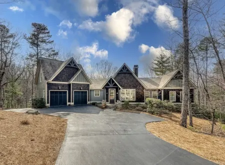 Upscale Big Canoe w/ Mountain View & hot tub. close to Wildcat amenities