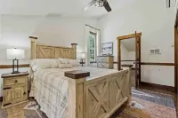 Peaceful cabin overlooking meadow with hot tub Hotels near Safeway