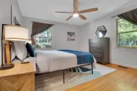 Spacious 6 bedroom house in GVL with Game Room, 2 Living Rooms, 3 King Beds Hotels in Wade Hampton