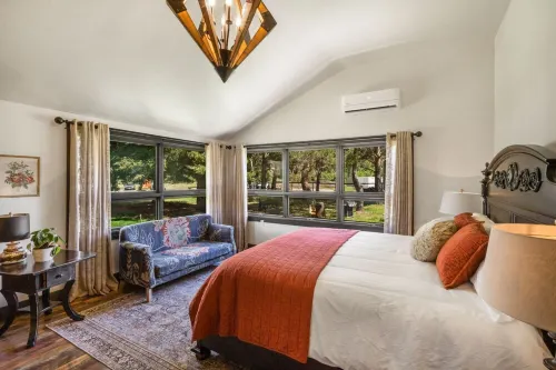 Beautiful Log Farmhouse in Paradise Valley, Montana Hotel a Park County