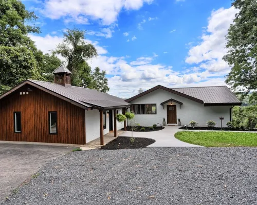 Private, modern home with river view, on 48 acres Hotels in Perry County