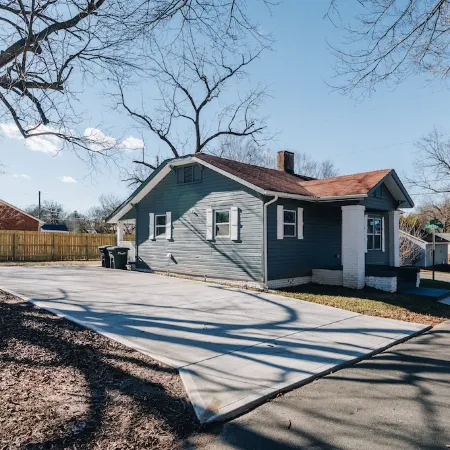 Mid Century 1/4 mile to Downtown Main Street - breweries, coffee, dining, shops