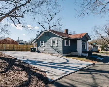Mid Century 1/4 mile to Downtown Main Street - breweries, coffee, dining, shops Hotels in Monroe