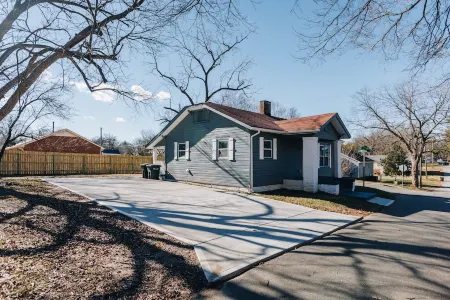 Mid Century 1/4 mile to Downtown Main Street - breweries, coffee, dining, shops Отели в г. Монро