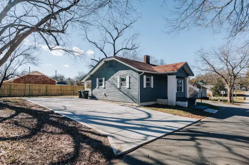 Mid Century 1/4 mile to Downtown Main Street - breweries, coffee, dining, shops Hotel a Monroe