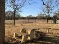 Modern farmhouse retreat between DFW and Houston. Hotel di County Freestone