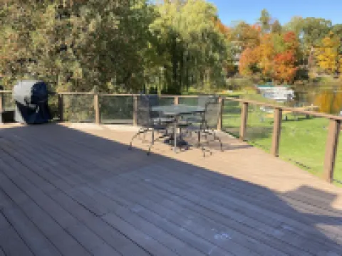 Lake house for 8, all seasons! Large deck overlooking the water