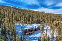 Charming Cabin with Hot Tub & Stunning Views