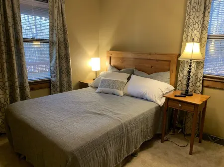 Cozy Cabin with private HOT TUB!